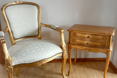 Zelta krēsls un galdiņš